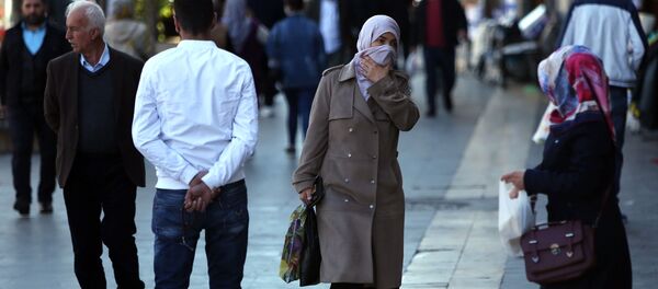 Жители Диярбакыра в защитных масках на улицах города. Ситуация в Турции в связи с коронавирусом - Sputnik Грузия