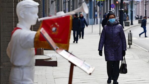 Женщина в медицинской маске на одной из улиц в Москве - Sputnik Грузия
