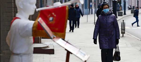 Женщина в медицинской маске на одной из улиц в Москве - Sputnik Грузия