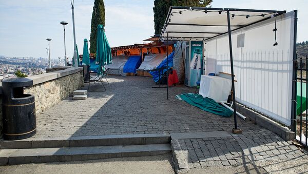 Пустая аллея Сололаки и закрытые сувенирные магазины на время карантина из-за коронавируса  - Sputnik Грузия