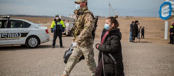 სამხედროები არა მხოლოდ უზრუნველყოფენ წესრიგს მარნეულსა და ბოლნისში, არამედ მოსახლეობას ბლოკპოსტების გადაკვეთაშიც ეხმარებიან სამხედროები არა მხოლოდ უზრუნველყოფენ წესრიგს მარნეულსა და ბოლნისში, არამედ მოსახლეობას ბლოკპოსტების გადაკვეთაშიც ეხმარებიან - Sputnik საქართველო