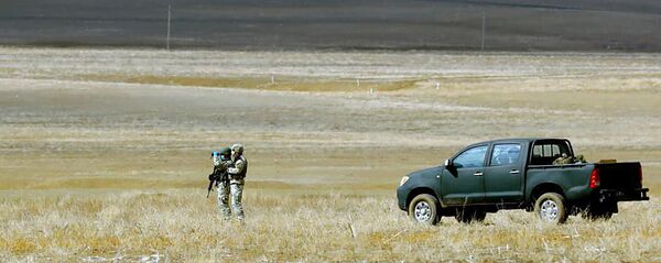 Наблюдение за территорией. Карантин в Марнеули и Болниси. В борьбе с распространением коронавируса участвуют военные - Sputnik Грузия