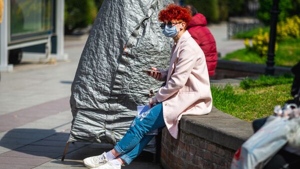 Девушка в медицинской маске отдыхает в парке Рике. В Грузии борются с коронавирусом - Sputnik Грузия