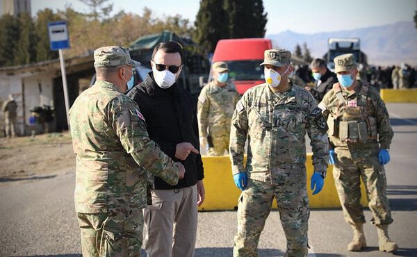 Министр обороны Грузии Ираклий Гарибашвили лично следит за тем, как проходит операция по соблюдению карантина в двух районах - Sputnik Грузия