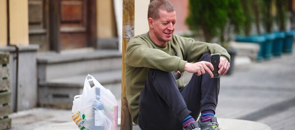 Мужчина говорит по телефону на из одно улице Тбилиси. В Грузии борются с коронавирусом - Sputnik Грузия