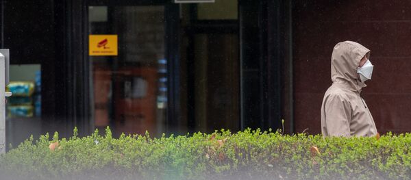 Молодой человек в защитной маске на проспекте Тиграна Меца - Sputnik Грузия