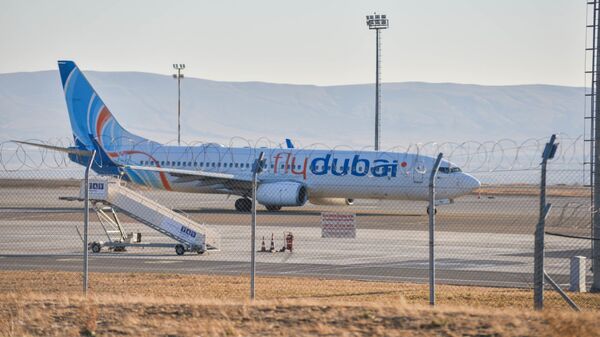 Пассажирский самолет Fly Dubai в тбилисском аэропорту - Sputnik Грузия