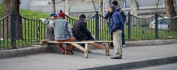 Рабочие у моста Вахушти близ строительного рынка Элиава ждут клиентов на улице. В Грузии борются с коронавирусом - Sputnik Грузия