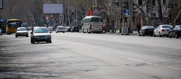 Пустой проспект Церетели в середине дня. Машин практически нет. В Грузии борются с коронавирусом - Sputnik Грузия