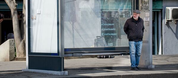 მამამკაცი ავტობუსის გაჩერებაზე მამამკაცი ავტობუსის გაჩერებაზე - Sputnik საქართველო