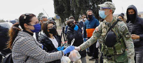 Военные раздают продукты местным жителям. Карантин в Марнеули и Болниси. В Грузии борются с коронавирусом - Sputnik Грузия