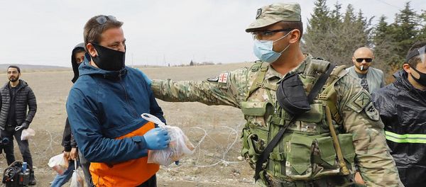 Военные раздают продукты местным жителям. Карантин в Марнеули и Болниси. В Грузии борются с коронавирусом - Sputnik Грузия
