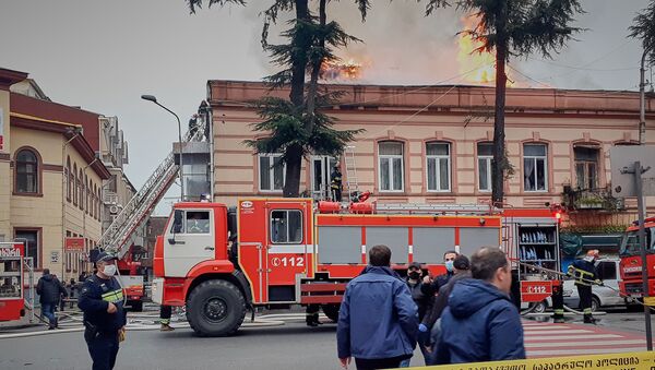 Пожар на втором этаже и крыше жилого дома в центре Батуми - Sputnik Грузия