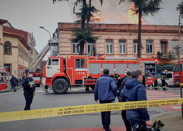 Сильный пожар вспыхнул во второй половине дня на чердаке двухэтажного жилого дома в центре Батуми, на улице Николоза Бараташвили - Sputnik Грузия