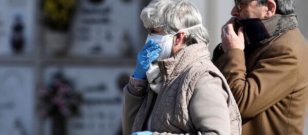 Люди в респираторах и замотанных шарфами в Италии - Sputnik Грузия