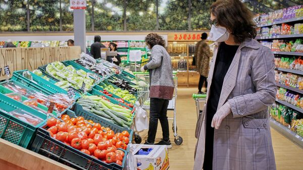 Покупатели выбирают овощи и фрукты в продуктовом магазине в масках. В Грузии борются с коронавирусом - Sputnik Грузия