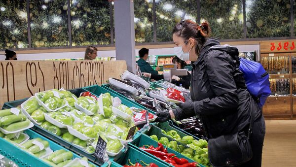 Покупатели выбирают овощи и фрукты в продуктовом магазине в масках. В Грузии борются с коронавирусом - Sputnik Грузия