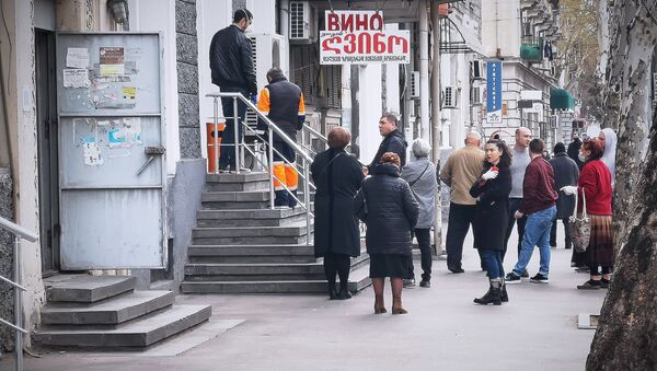 Очередь на улице в один из грузинских банков. В стране борются с коронавирусом - Sputnik Грузия