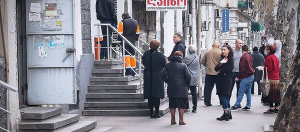 Очередь на улице в один из грузинских банков. В стране борются с коронавирусом - Sputnik Грузия