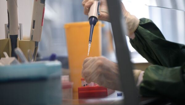 Сотрудник за работой в вирусологической лаборатории, где производится анализ на новую коронавирусную инфекцию - Sputnik Грузия