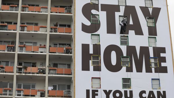 Рекламный плакат с призывом остаться дома на здании в Южной Африке  - Sputnik Грузия