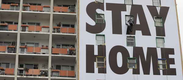 Рекламный плакат с призывом остаться дома на здании в Южной Африке  - Sputnik Грузия