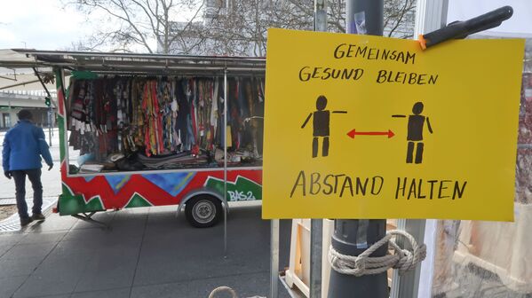 Призыв к соблюдению дистанции на рынке в Берлине  - Sputnik Грузия