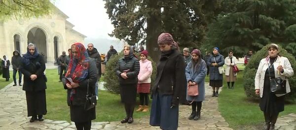Новые правила поведения в грузинских храмах - верующие соблюдают дистанцию - Sputnik Грузия