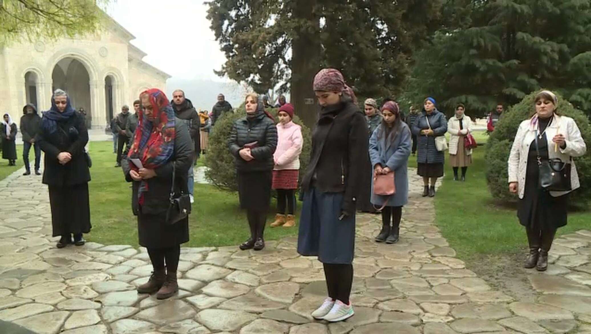 Грузия вероисповедание. Грузины в церкви. Служба в церкви Грузии. Грузинская Церковь богослужение. Грузинские верующие.