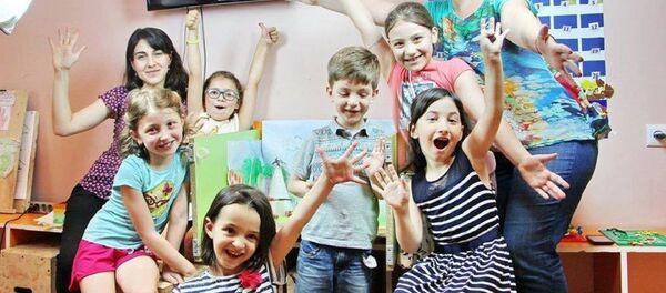 თათია გურგენიძე მოსწავლეებთან ერთად თათია გურგენიძე მოსწავლეებთან ერთად - Sputnik საქართველო