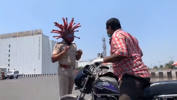 В Индии полицейские ездят с шлемами в форме коронавируса – видео - Sputnik Грузия