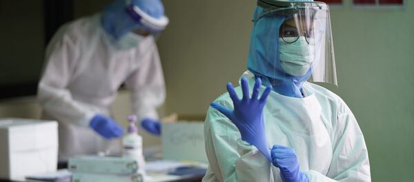 Врач готовится к работе с зараженными коронавирусом. Малайзия - Sputnik Грузия