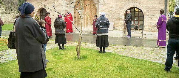 Верующие в церкви соблюдают дистанцию - Sputnik Грузия