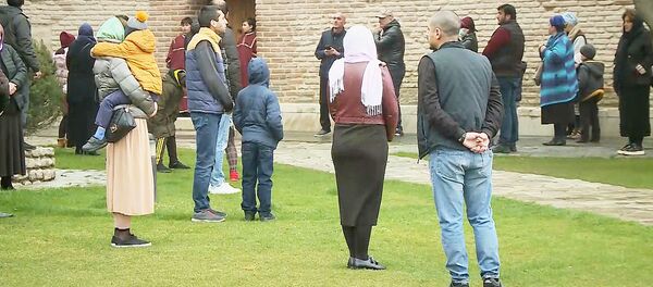 მომლოცველები ეკლესიის ეზოში მომლოცველები ეკლესიის ეზოში - Sputnik საქართველო