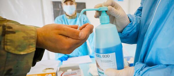 Медики обрабатывают руки военным на блокпосту в Марнеули. В Грузии борются с коронавирусом Медики обрабатывают руки военным на блокпосту в Марнеули. В Грузии борются с коронавирусом - Sputnik Грузия