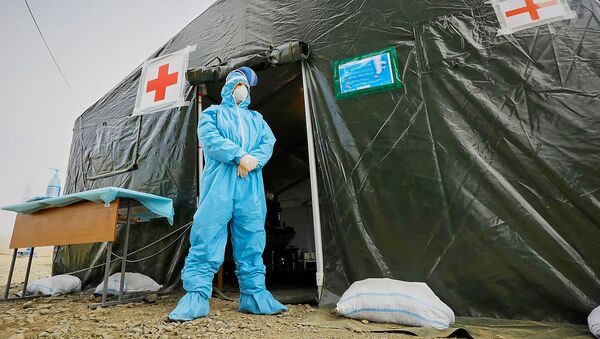 Военные медики на блокпосту в Марнеули у медицинской палатки. В Грузии борются с коронавирусом - Sputnik Грузия