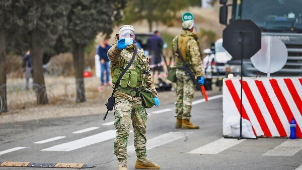 Военные в защитных  масках на блокпосту в Марнеули. В Грузии борются с коронавирусом - Sputnik Грузия