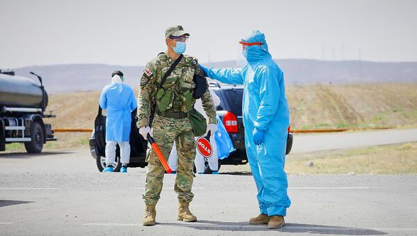 Военные в защитных масках и медики на блокпосту в Марнеули. В Грузии борются с коронавирусом - Sputnik Грузия