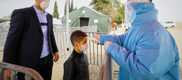 Военные медики на блокпосту в Марнеули меряют температуру местным жителям. В Грузии борются с коронавирусом - Sputnik Грузия