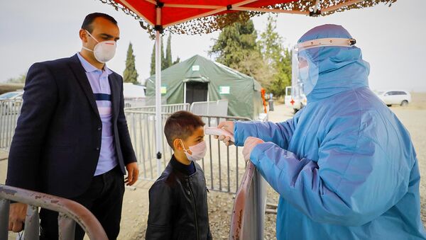 Военные медики на блокпосту в Марнеули меряют температуру местным жителям. В Грузии борются с коронавирусом - Sputnik Грузия
