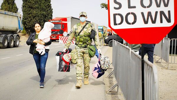 Военные в защитных масках помогают местным жителям на блокпосту в Марнеули. В Грузии борются с коронавирусом - Sputnik Грузия