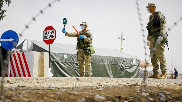 Военные в защитных масках на блокпосту в Марнеули. В Грузии борются с коронавирусом  - Sputnik Грузия