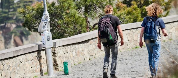 Редкие туристы идут по аллее Сололаки в сторону станции канатной дороги. В Грузии введен режим ЧП и карантин Редкие туристы идут по аллее Сололаки в сторону станции канатной дороги. В Грузии введен режим ЧП и карантин - Sputnik Грузия