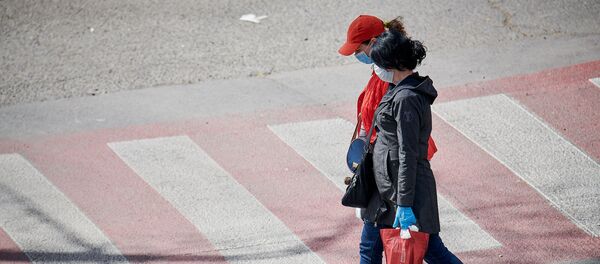 Девушки в масках идут по улице с покупками. В Грузии введен карантин и принимаются меры по борьбе с коронавирусом - Sputnik Грузия