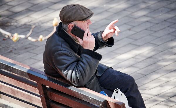 В 2020 году в Грузии на разговоры по мобильникам  было потрачено 92 миллиона лари (29,5 млн долларов). Голосовой трафик за год составил около 7,1 миллиарда минут, и абонентами мобильных операторов было сделано более четырех миллиардов звонков. - Sputnik Грузия