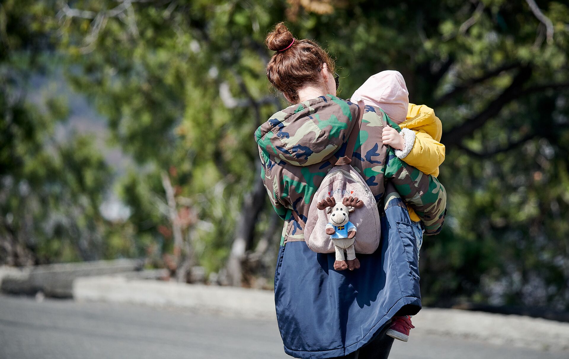 Молодая женщина гуляет по улице с ребенком вдали от людей. В Грузии введен карантин и принимаются меры по борьбе с коронавирусом - Sputnik Грузия, 1920, 24.08.2021