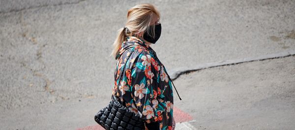 Женщина в черной маске идет по улице. В Грузии введен карантин и принимаются меры по борьбе с коронавирусом - Sputnik Грузия