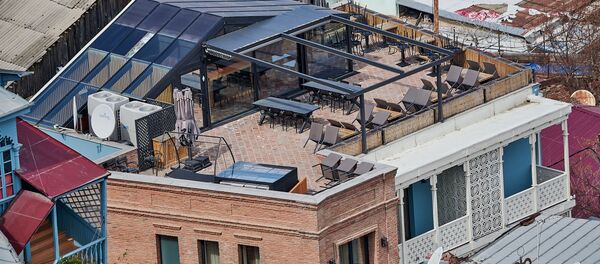 Закрытый отель и неработающее кафе в старом городе. В Грузии введен карантин и идет борьба с коронавирусом - Sputnik Грузия