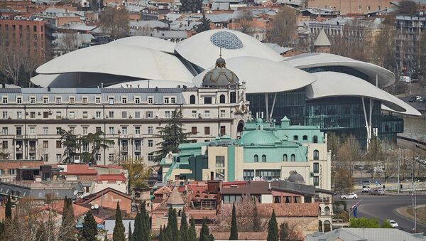 Дом Юстиции в Тбилиси на фоне города. В Грузии введен режим ЧП, карантин и комендантский час - Sputnik Грузия