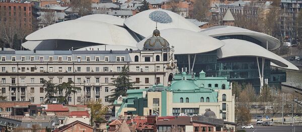 Дом Юстиции в Тбилиси на фоне города. В Грузии введен режим ЧП, карантин и комендантский час - Sputnik Грузия